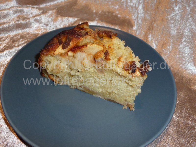 Bagt æblekage med kanel og marcipan